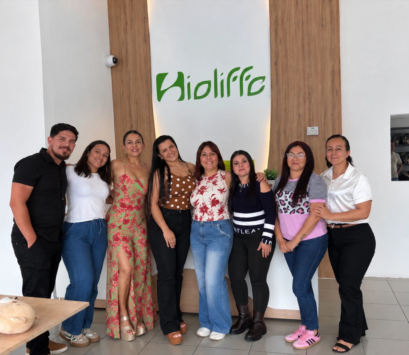 Parte del equipo de K&E Family Business en las instalaciones de Bioliffe